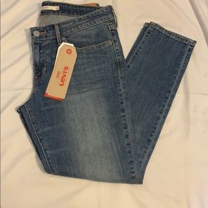 #8 Levis 711 jeans
